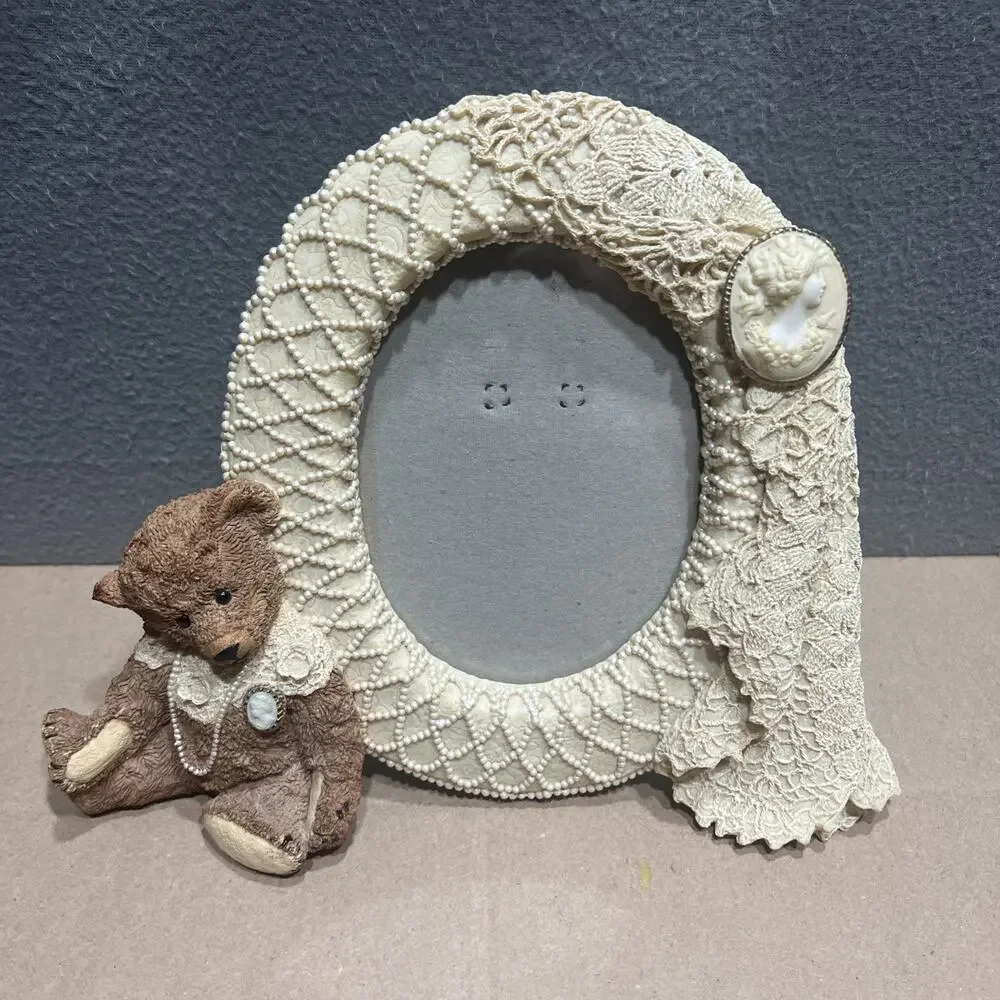 Vintage 1996 United Design Corp Cameo Teddy Oval Picture Frame, Home Decor